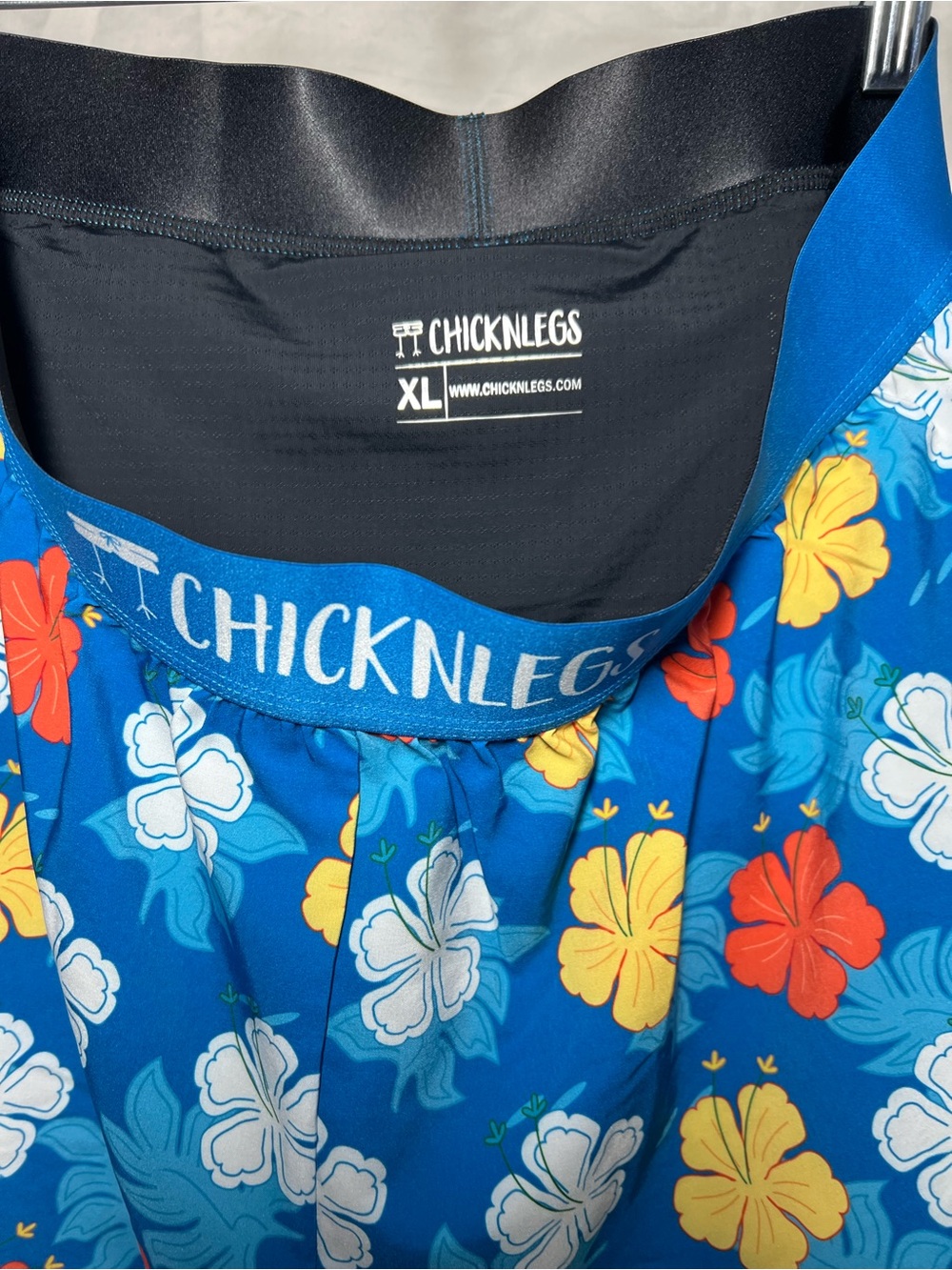 ChicknLegs Women's Hawaiian 1.5" Split Shorts Size XL - Picture 3 of 3